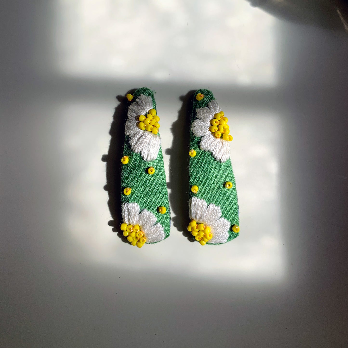 Beaded Daisies Hairclip - Pair