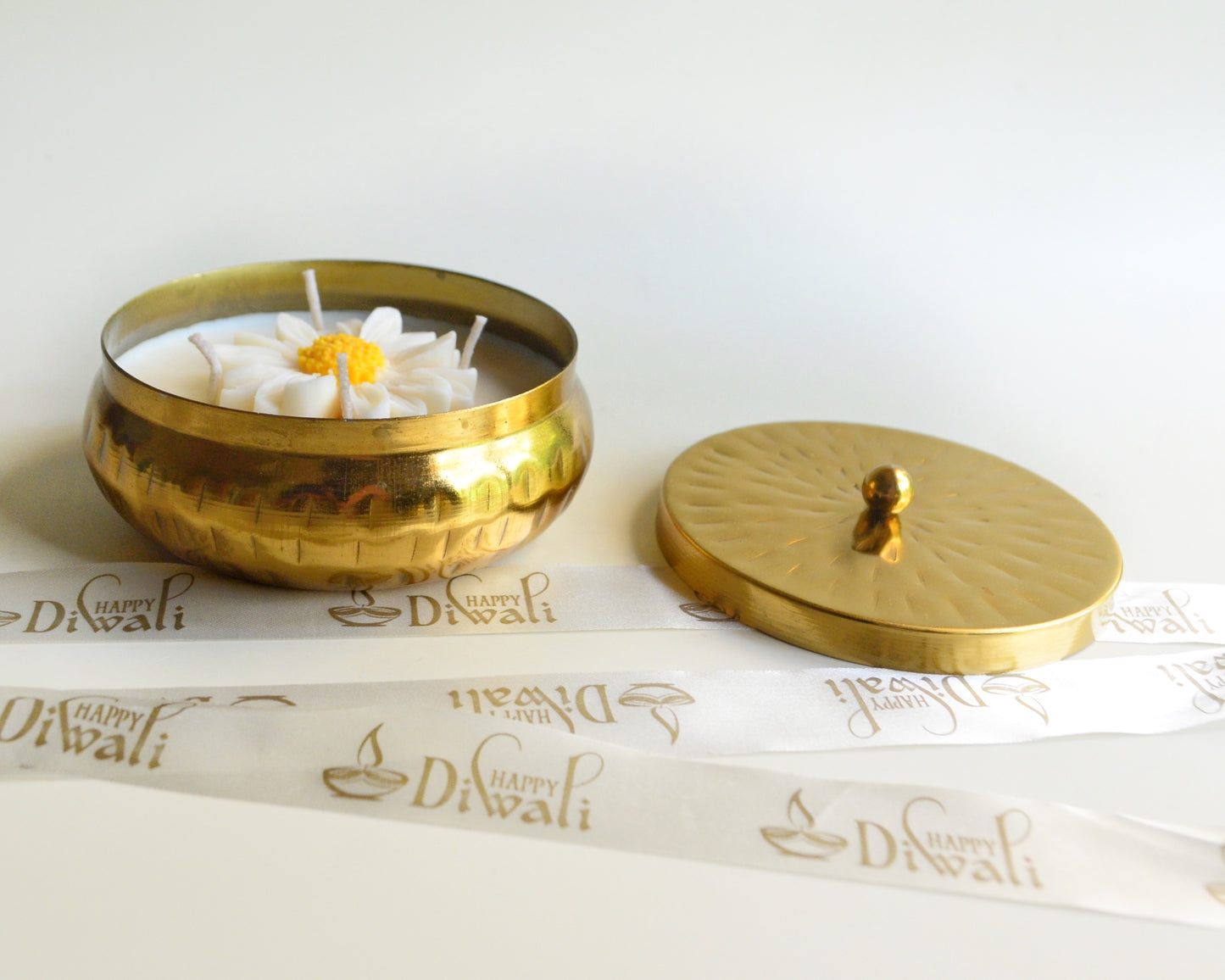 Desi Daisy Urli Candle