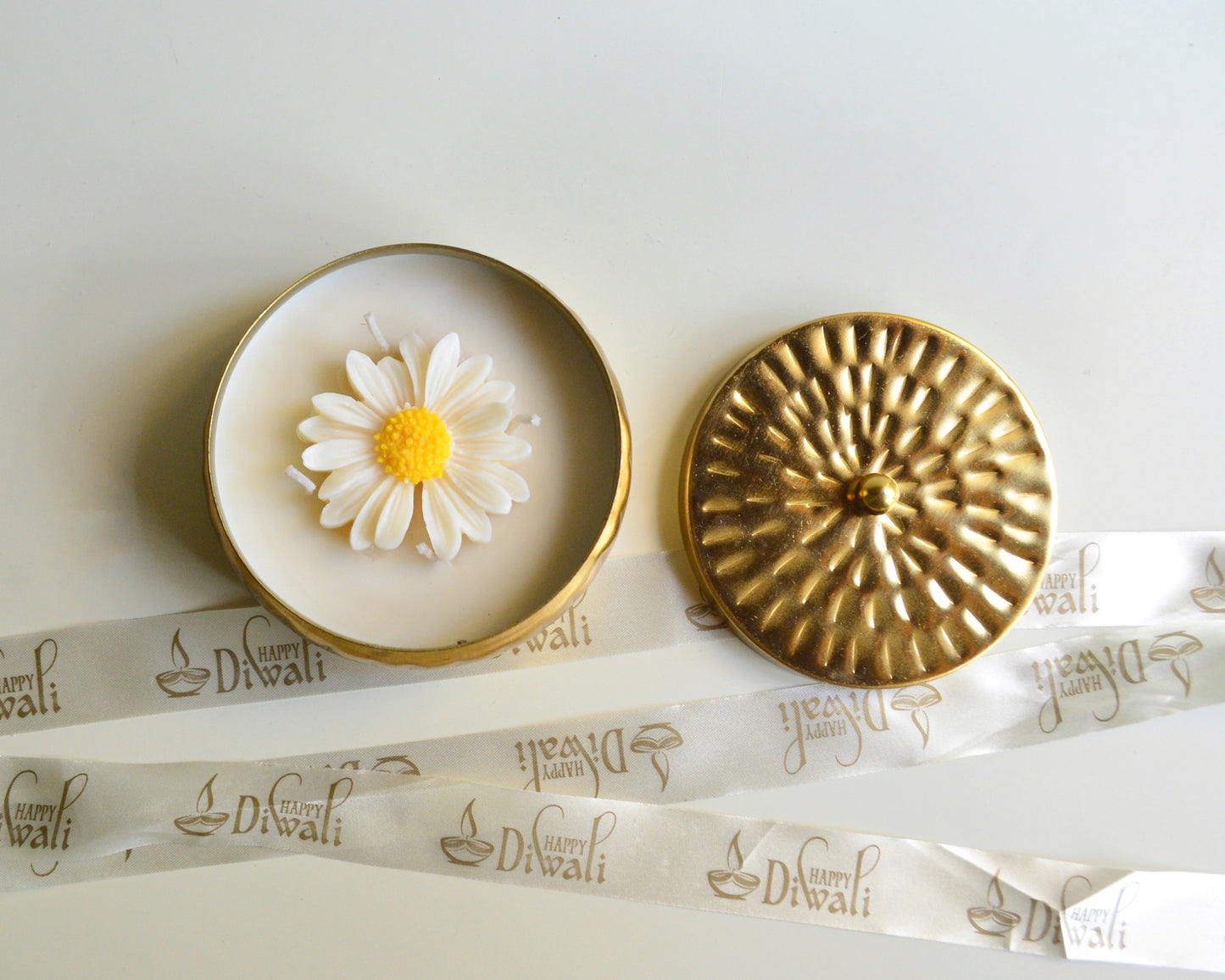 Desi Daisy Urli Candle