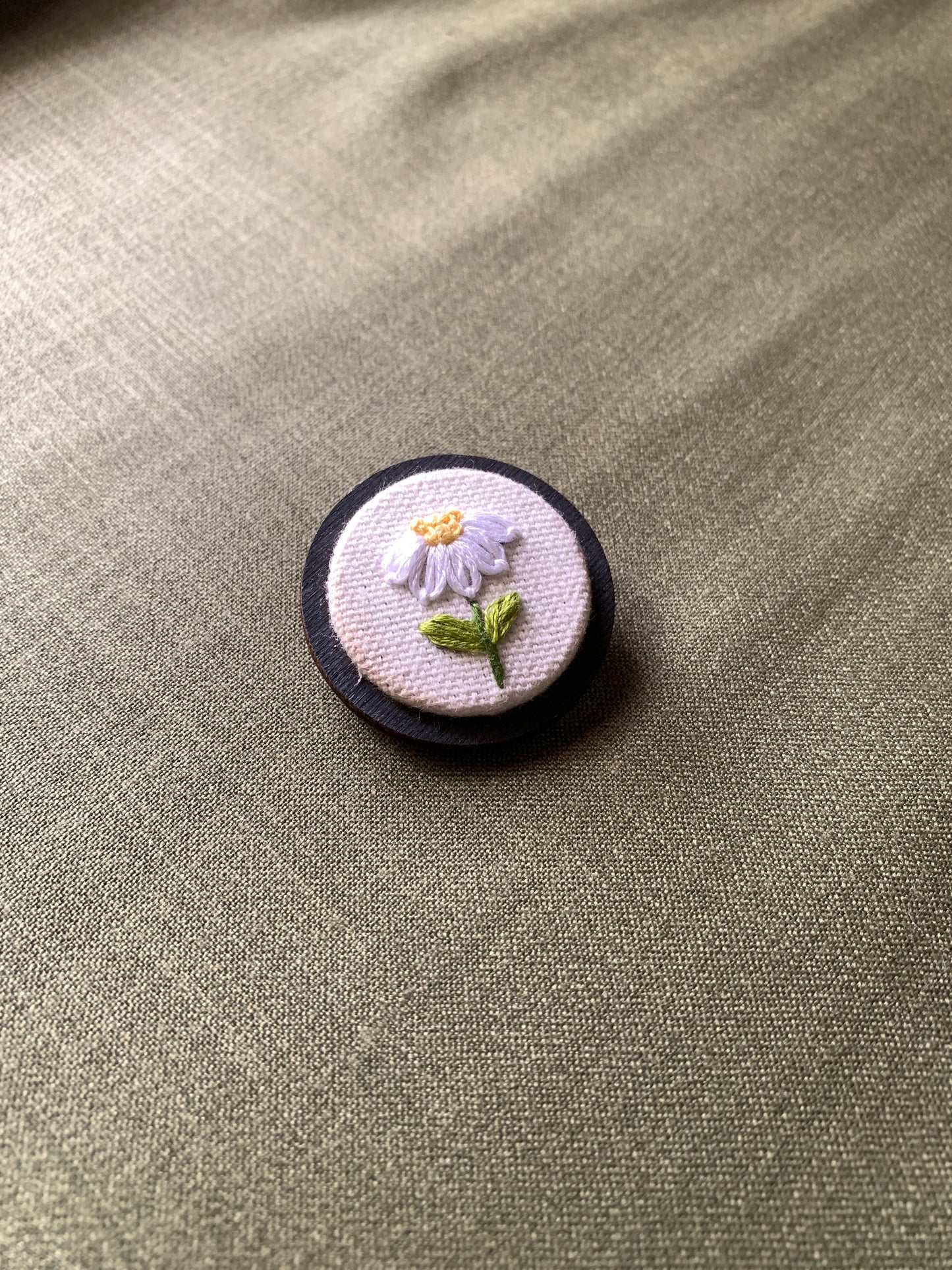 Daisy - 3cm Brooch (Made to order)